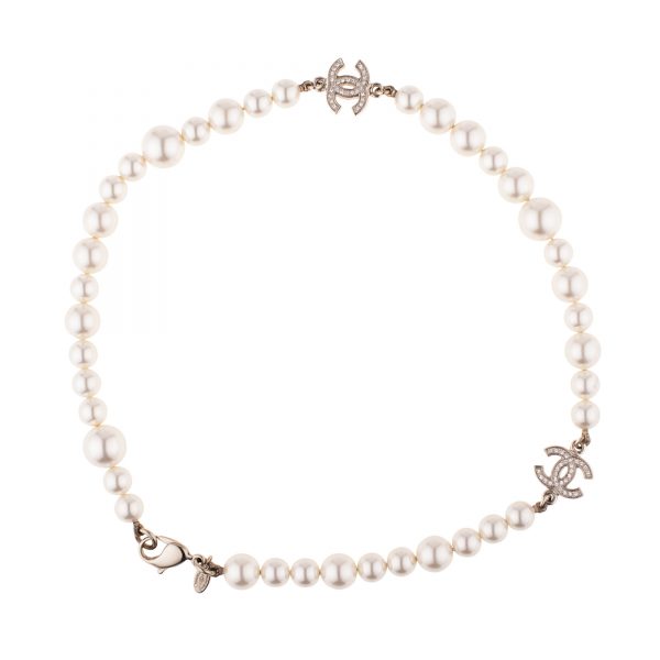 Short pearl CC necklace