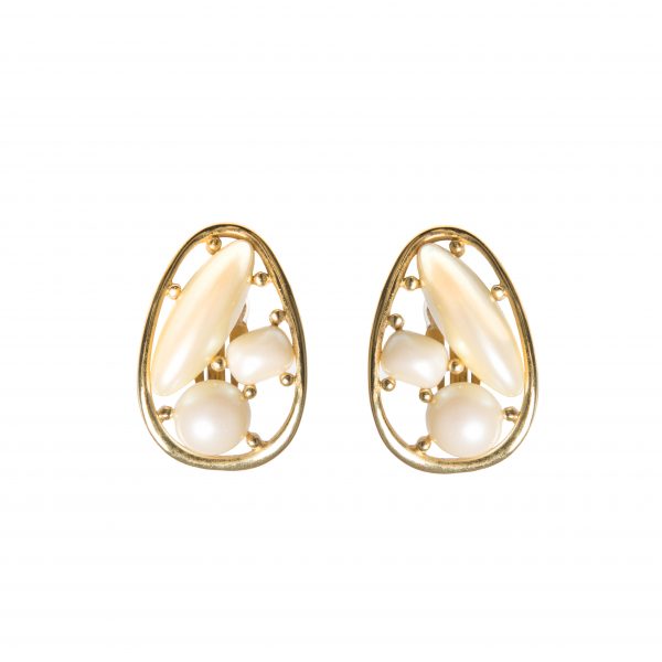 Vintage oval earrings with set of pearls