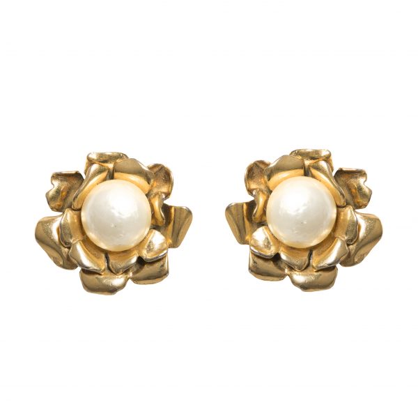 Vintage gold flower earrings with pearl detail