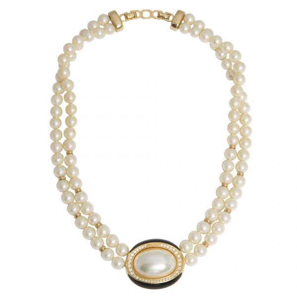 Vintage pearl necklace with large pearl detail